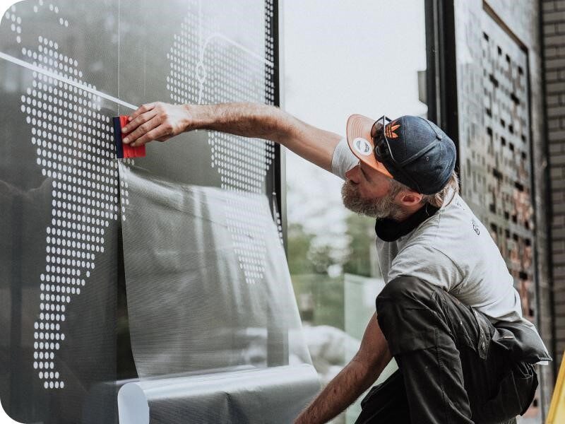 The Art of Drawing Readers In: Your attractive post title goes here Instalación vinil